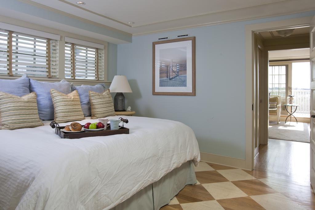 Vineyard Square Hotel And Suites Edgartown Room photo