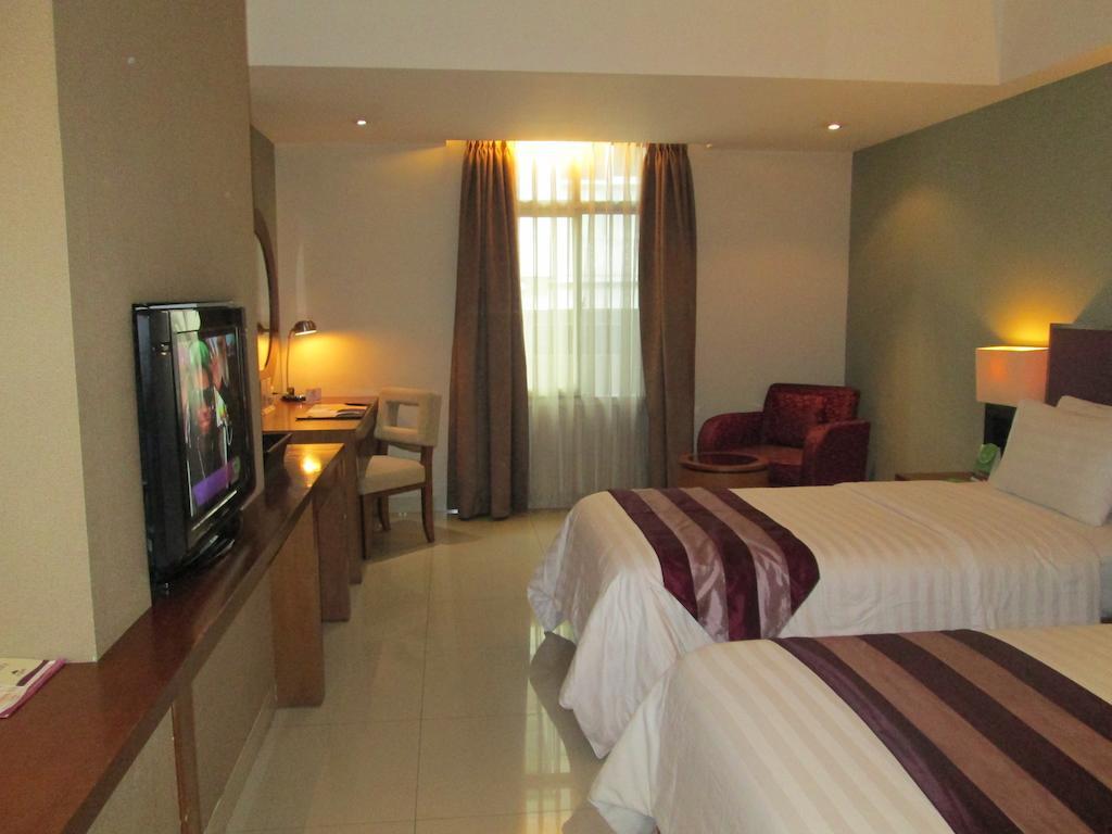 Anggrek Shopping Hotel Bandung Room photo