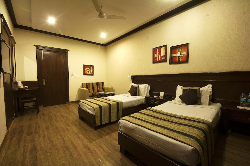 Siris 18 Hotel Gurgaon Room photo