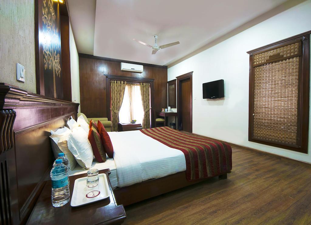 Siris 18 Hotel Gurgaon Room photo