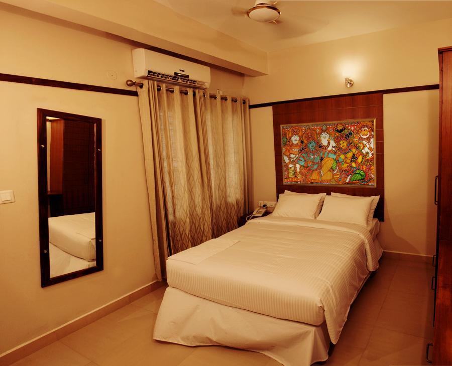 Srivar Hotels Guruvayur Room photo