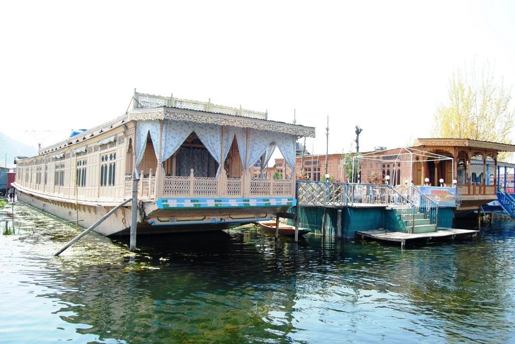 Howrah Houseboat Hotel Srinagar  Exterior photo