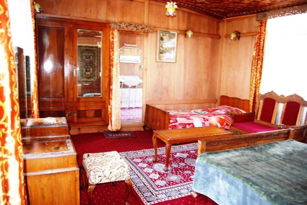 Howrah Houseboat Hotel Srinagar  Exterior photo