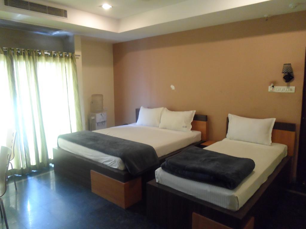 Hotel Crystal Banjara Hyderabad Room photo