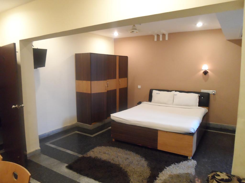 Hotel Crystal Banjara Hyderabad Room photo