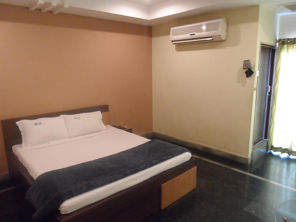 Hotel Crystal Banjara Hyderabad Room photo