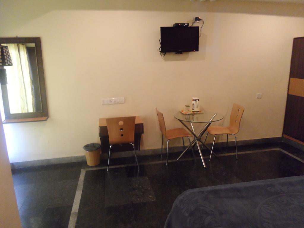 Hotel Crystal Banjara Hyderabad Room photo