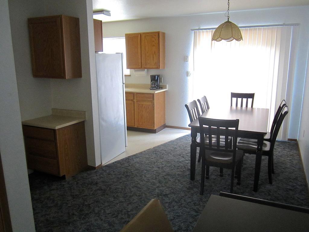 Holly Court Hotel Moses Lake Room photo