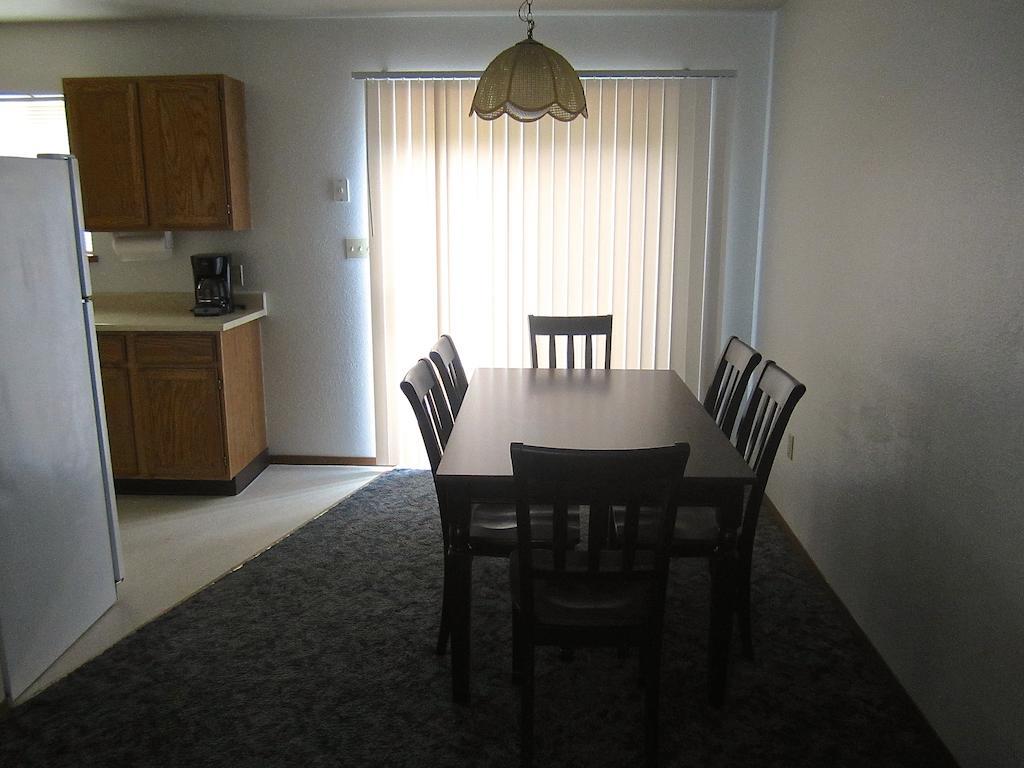 Holly Court Hotel Moses Lake Room photo