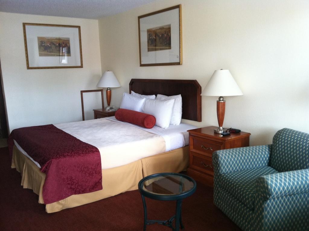 Travelers Inn Eureka Springs Room photo