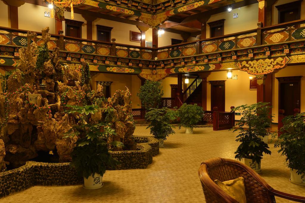 Lanting Yipin Hotel Shangri-La Exterior photo