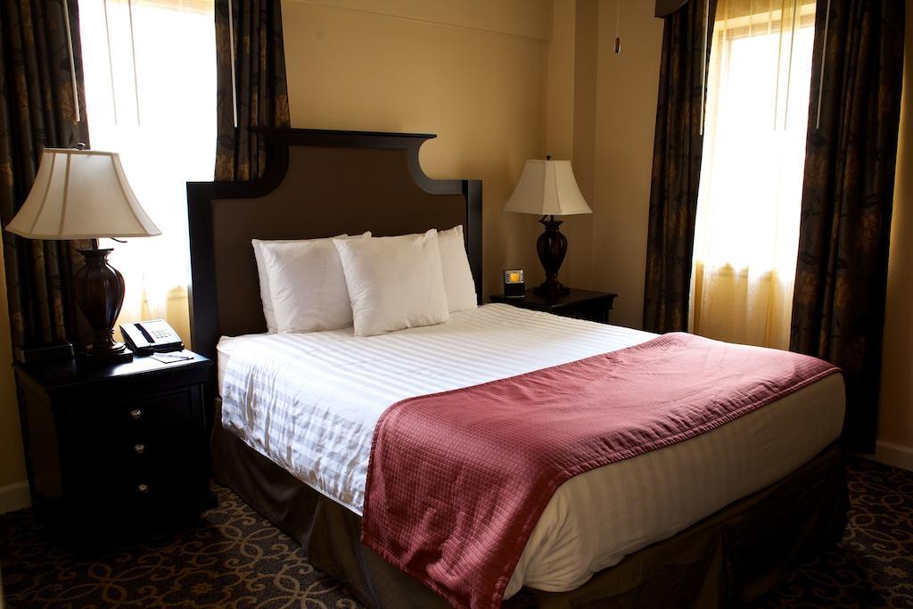 Club Wyndham Avenue Plaza Hotel New Orleans Room photo