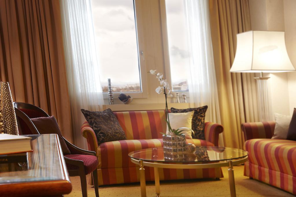 Renaissance Zurich Hotel Room photo
