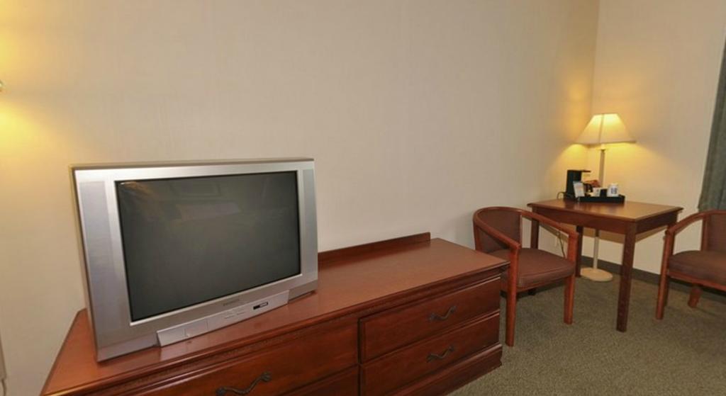 Royal Crest Motel Gaylord Room photo