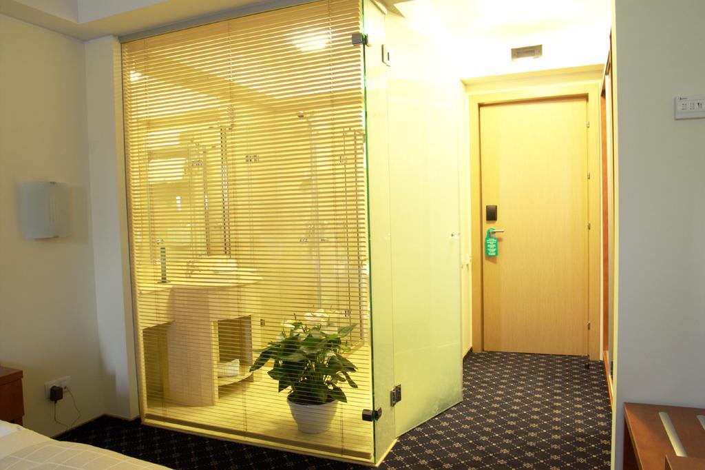 Marshal Hotel Bucharest Room photo