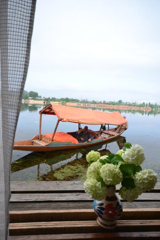 Houseboat Lily Of Nageen Srinagar  Exterior photo