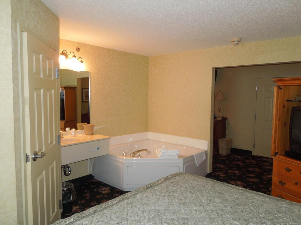 Ourguest Inn And Suites Catawba Island Port Clinton Room photo