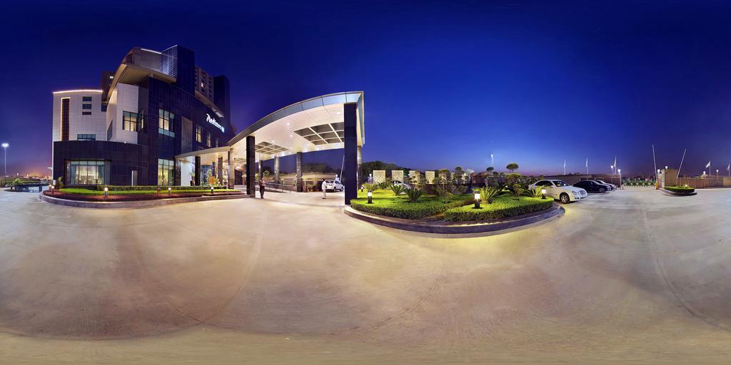 Radisson Blu Hotel New Delhi Paschim Vihar Exterior photo