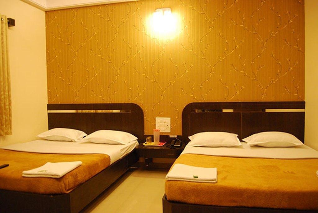 Hotel Lee Grand Shirdi Room photo