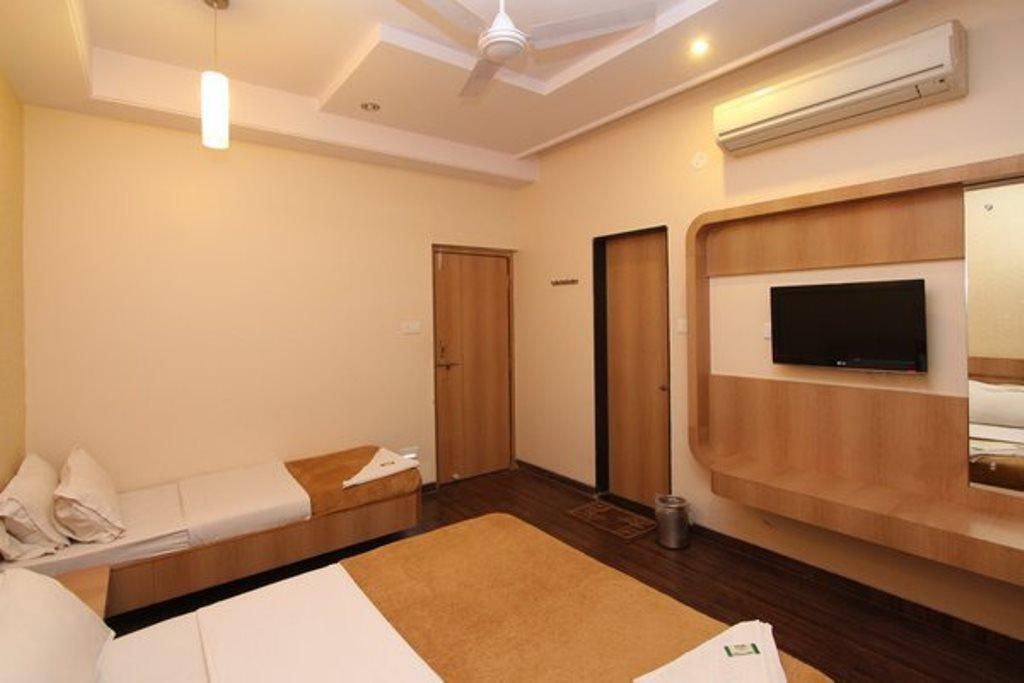 Hotel Lee Grand Shirdi Room photo