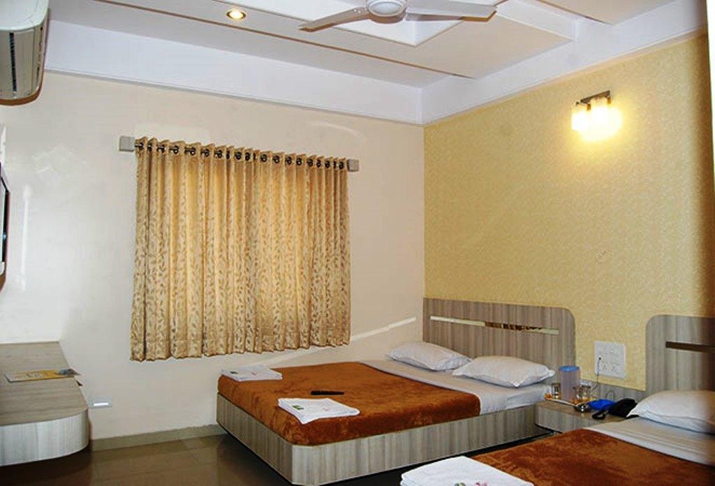 Hotel Lee Grand Shirdi Room photo