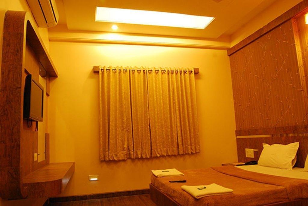 Hotel Lee Grand Shirdi Room photo