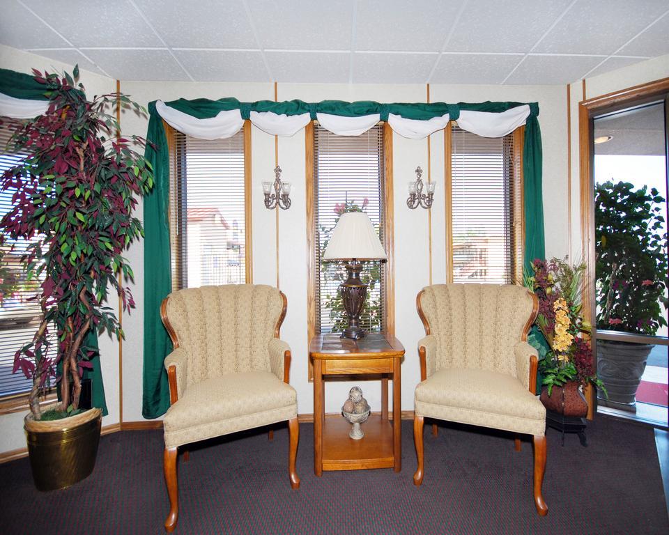 Econo Lodge Wall Interior photo