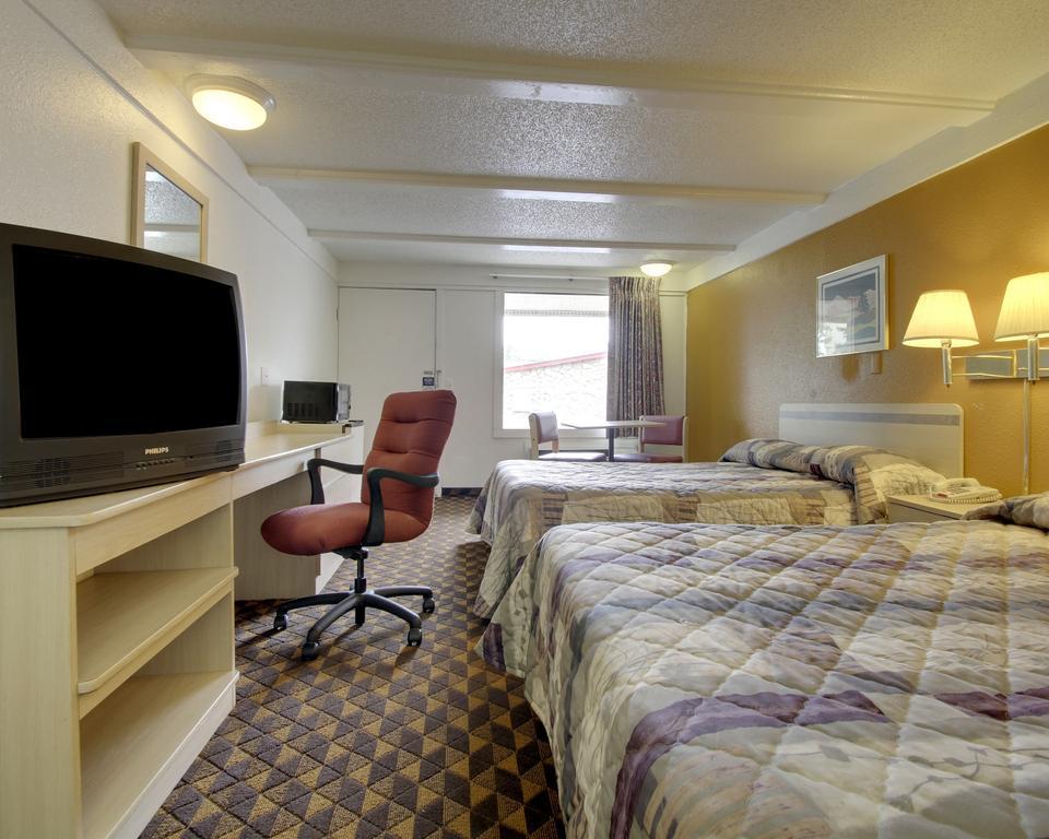 Rodeway Inn & Suites Fenton Room photo