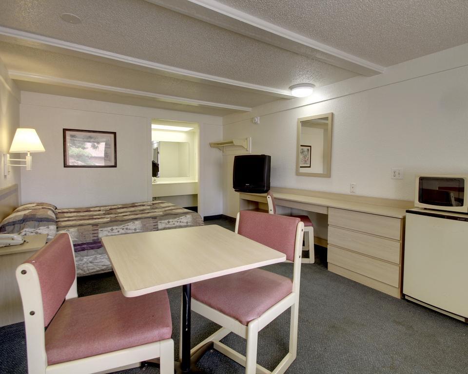 Rodeway Inn & Suites Fenton Room photo