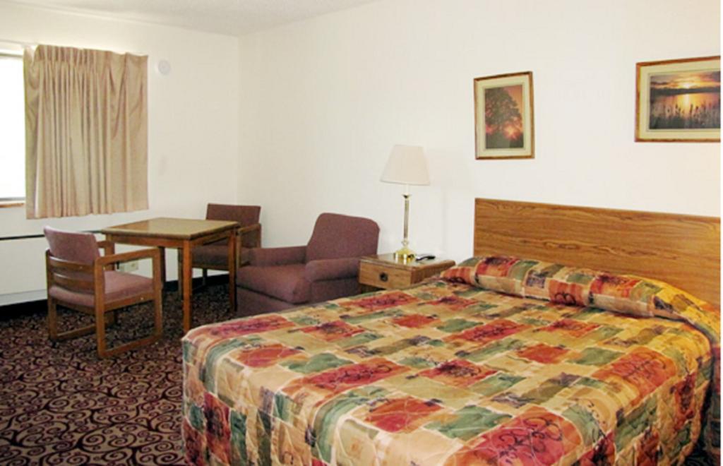 Super 8 By Wyndham Willows Room photo