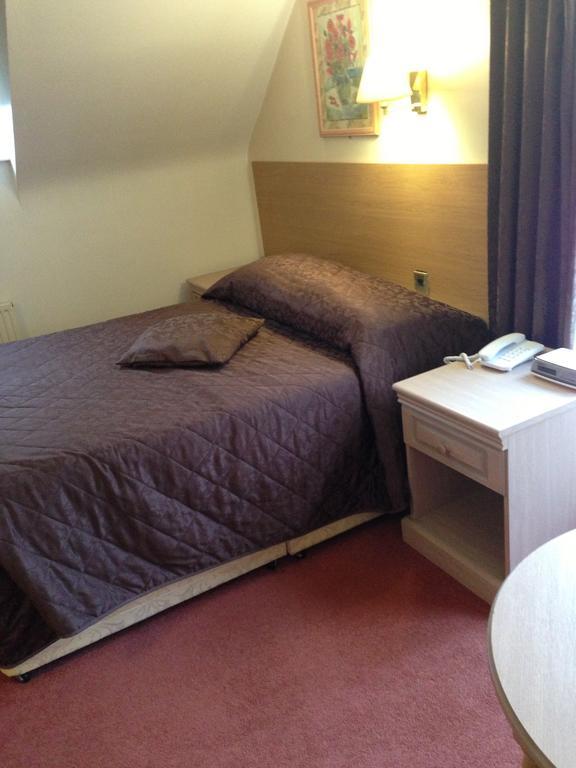 South Lodge Hotel Chelmsford Room photo