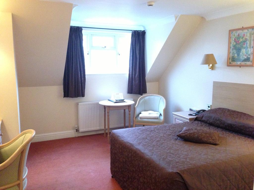 South Lodge Hotel Chelmsford Room photo