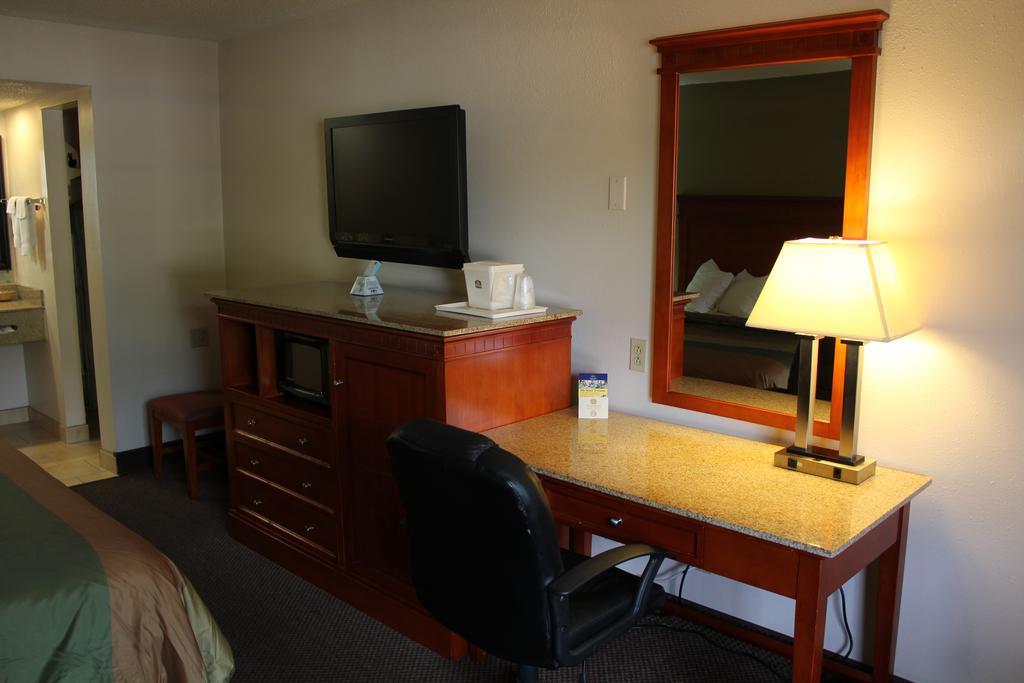 Rodeway Inn & Suites Nashville Room photo