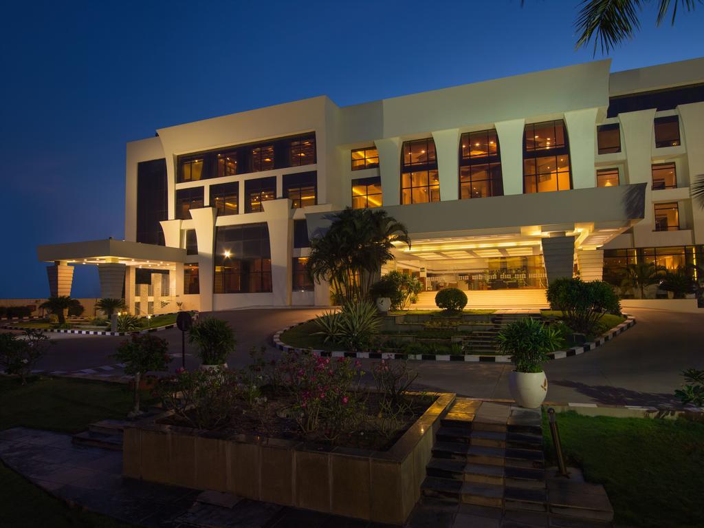 The Sunway Manor Hotel Pondicherry Exterior photo
