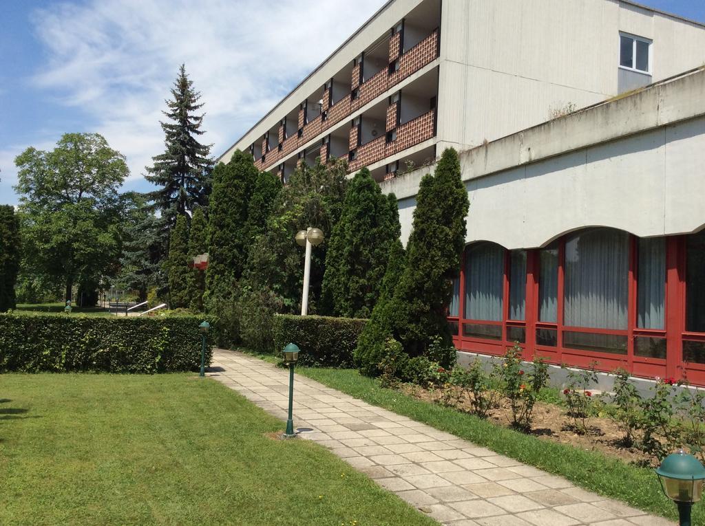 Hotel Uni Balatonfured Exterior photo