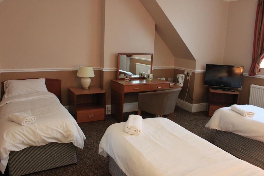 Pines Hotel Luton Airport Room photo