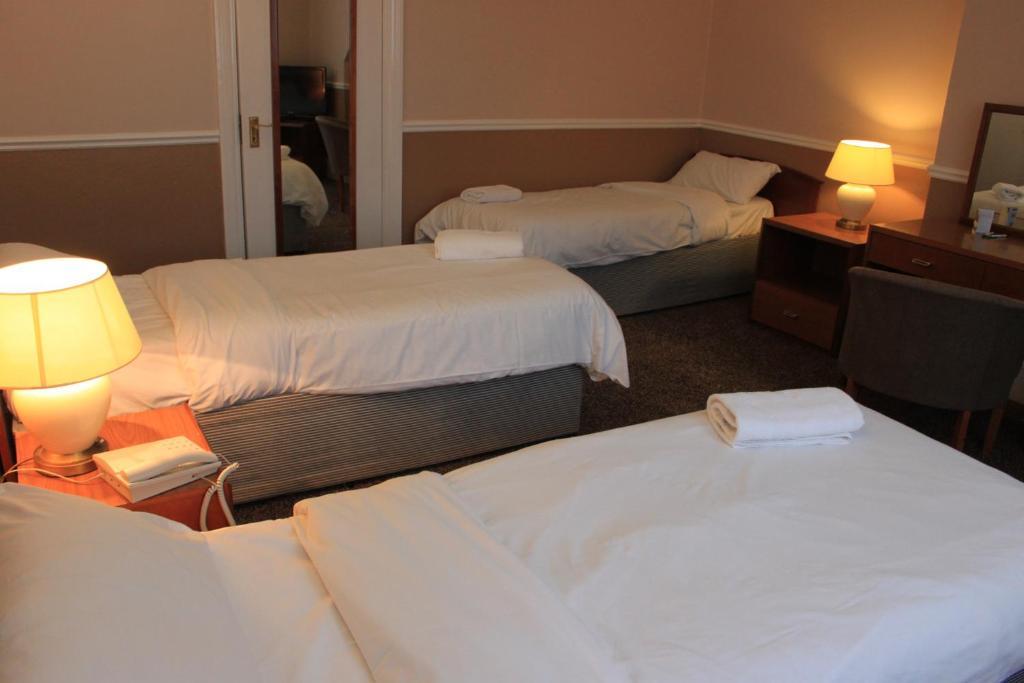 Pines Hotel Luton Airport Room photo