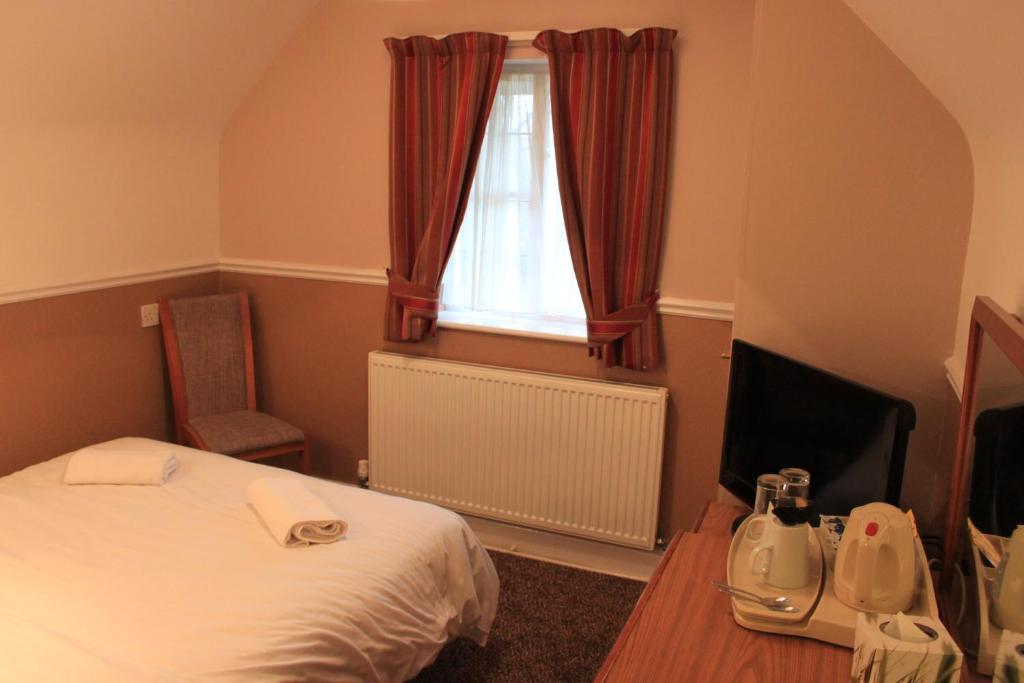 Pines Hotel Luton Airport Room photo