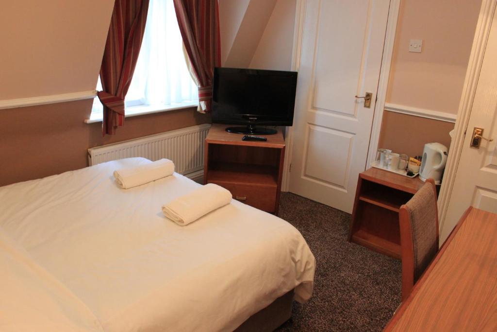 Pines Hotel Luton Airport Room photo