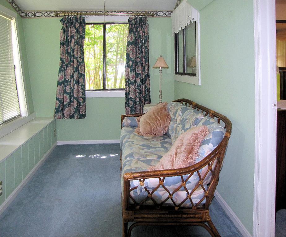 The Inn On Thistle Hill Bed & Breakfast And Wellness Center Boston  Room photo
