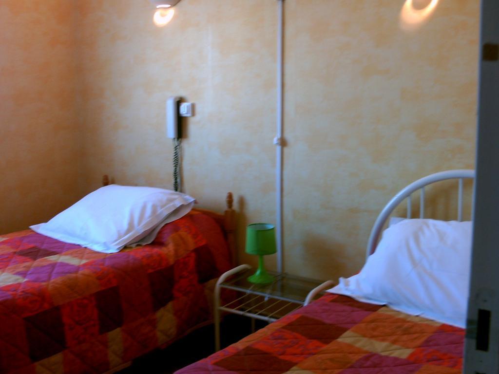 Azur Hotel Pierrelatte Room photo
