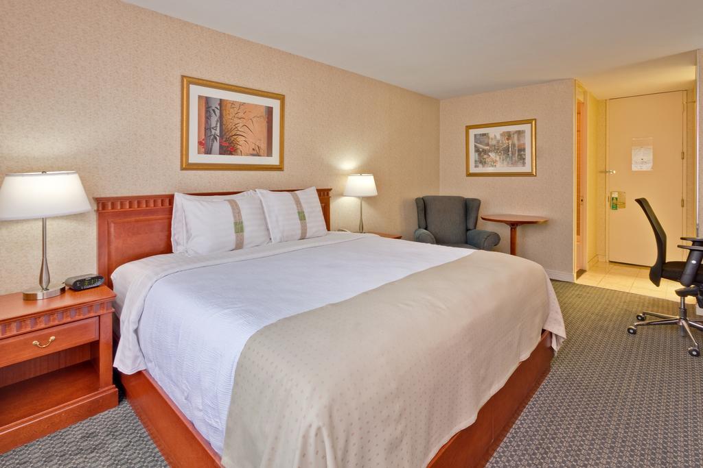 Holiday Inn Montreal Midtown Room photo