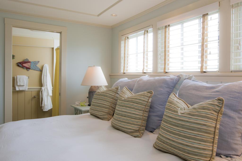 Vineyard Square Hotel And Suites Edgartown Room photo