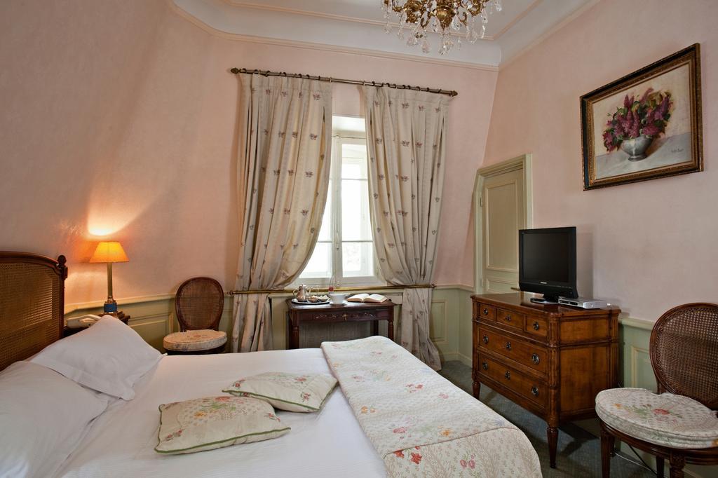 Hostellerie Les Frenes Avignon Room photo