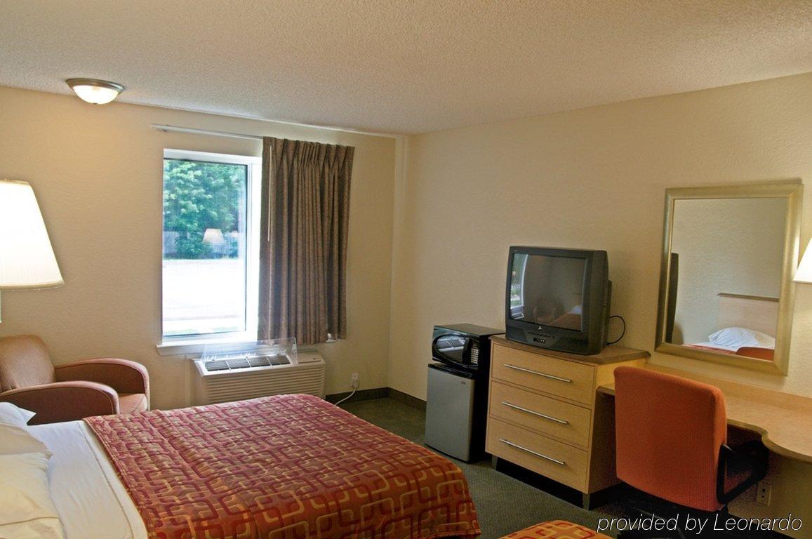 Red Roof Inn & Suites Pensacola East - Milton Room photo