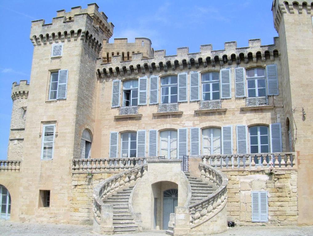Chateau De La Barben Bed & Breakfast Exterior photo