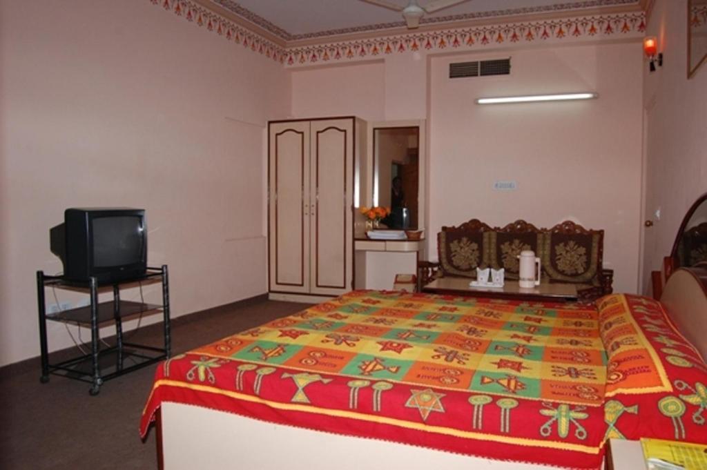 Hotel Surbhi Palace Jaipur Room photo