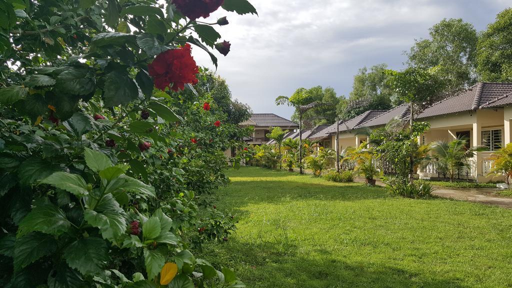 The Moonflower Bungalow Hotel Sihanoukville Exterior photo