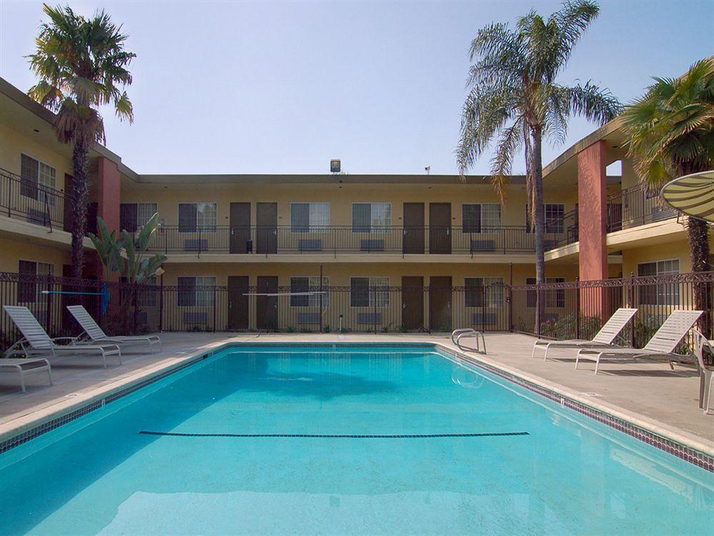 American Inn & Suites Pomona Exterior photo