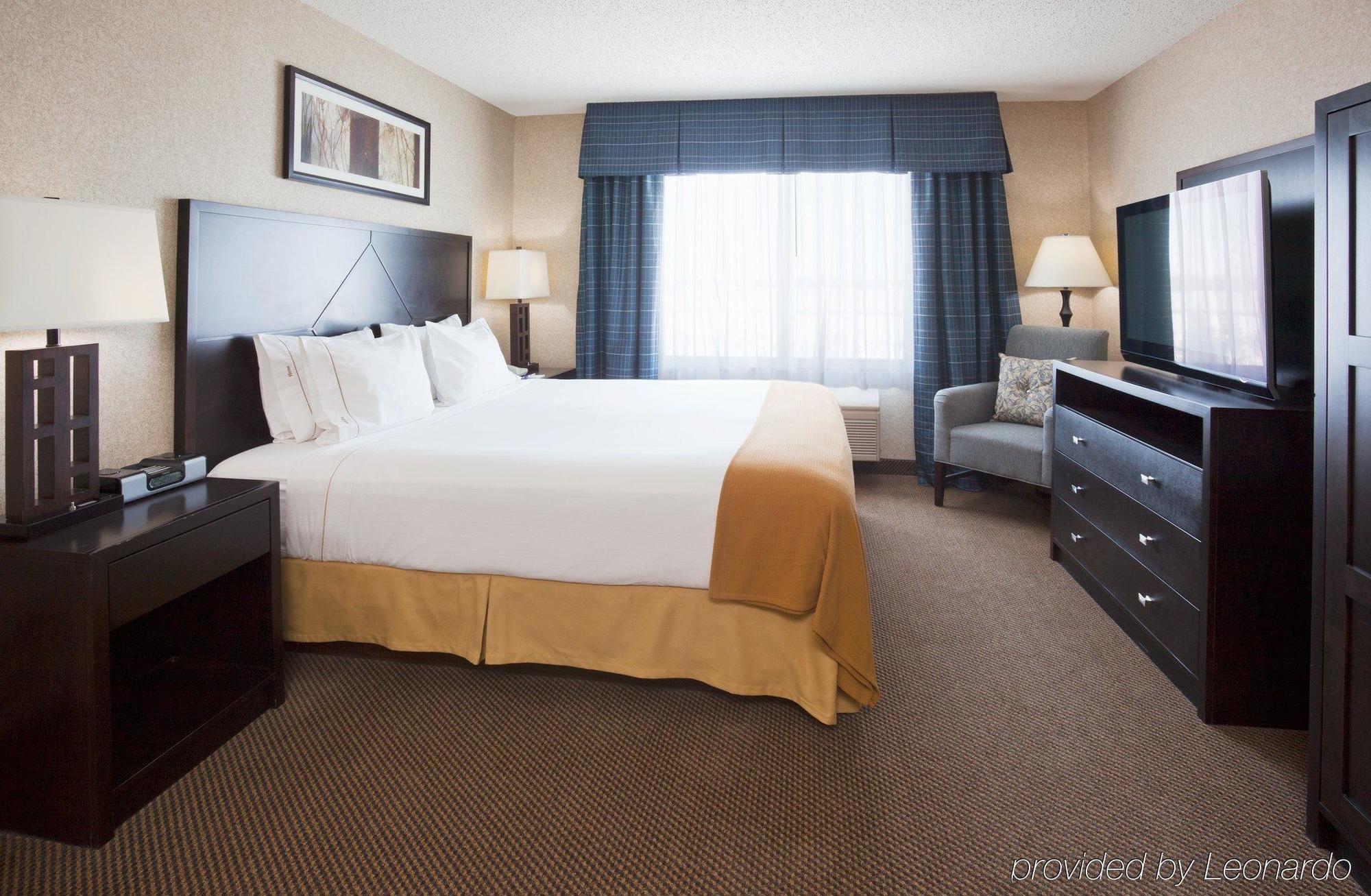 Holiday Inn Express Hotel & Suites Grand Forks, An Ihg Hotel Room photo